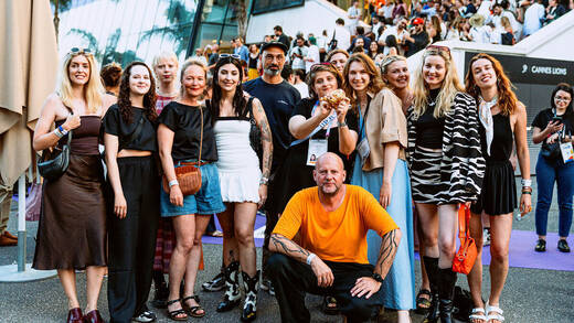 Parallelwelt Cannes: Gewinnerteam von Penny vor dem Palais
