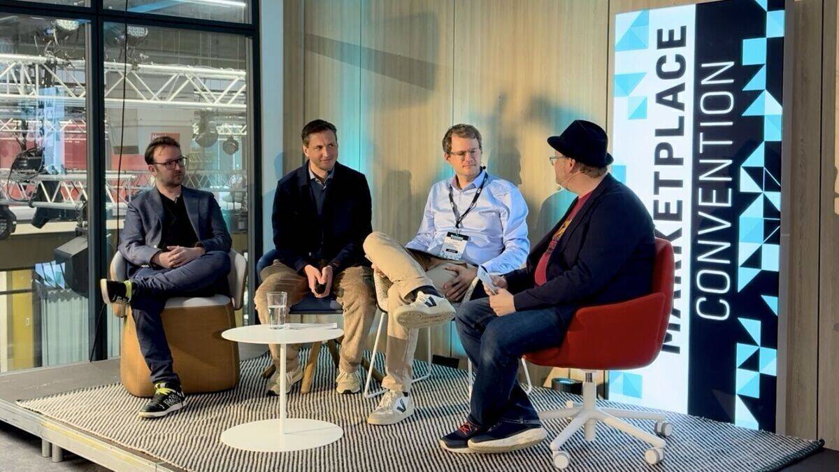 Paul Krauss, Partner AI, teamOne; Hendrik Reuter, Director E-Commerce, OLYMP; Daniel Marschollek, Head of Consumer Experience & Digital, Nestlé Deutschland AG; Moderator Jochen G. Fuchs, W&V (Von links nach rechts).