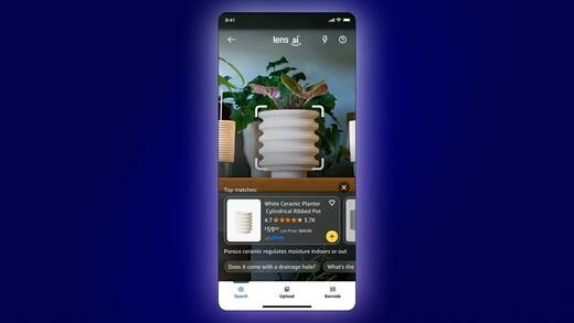 Amazons KI-Feature "Live Lens" in Aktion in einer geöffneten Amazon-App, der Scan einer herumstehenden weißen Lampe führt direkt zu passenden Angeboten in der App.
