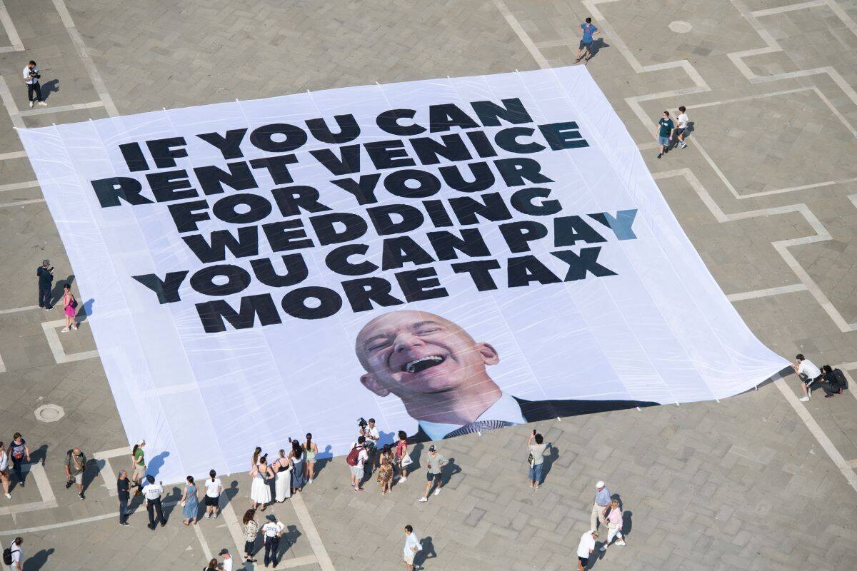 Kurze Aktion, hoher Impact: Greenpeace entrollt ein Banner in Venedig anlässlich der Hochzeit von Jeff Bezos.