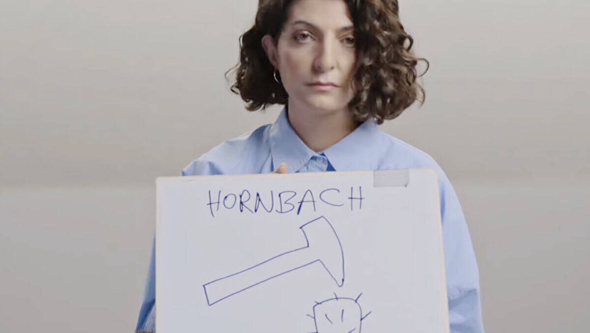 Filiz Tasdan erzählt einen Hornbach-Spot nach.