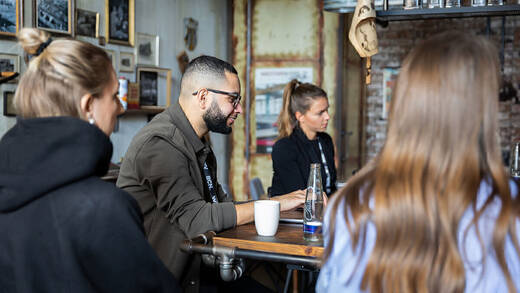 Werkstatt-Session: Top U33 diskutieren hier die Marketing-Herausforderungen von Bernstein Badshop.