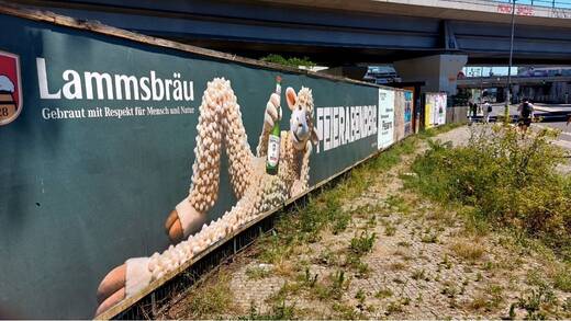 Lammsbräu-Plakat am Berliner Markgrafendamm