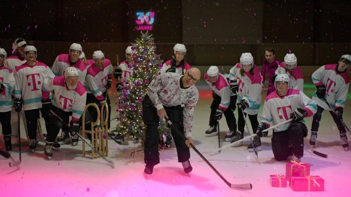 Tim Höttges auf Kufen. 