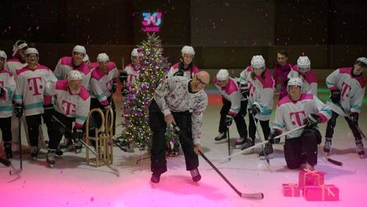 Tim Höttges auf Kufen. 