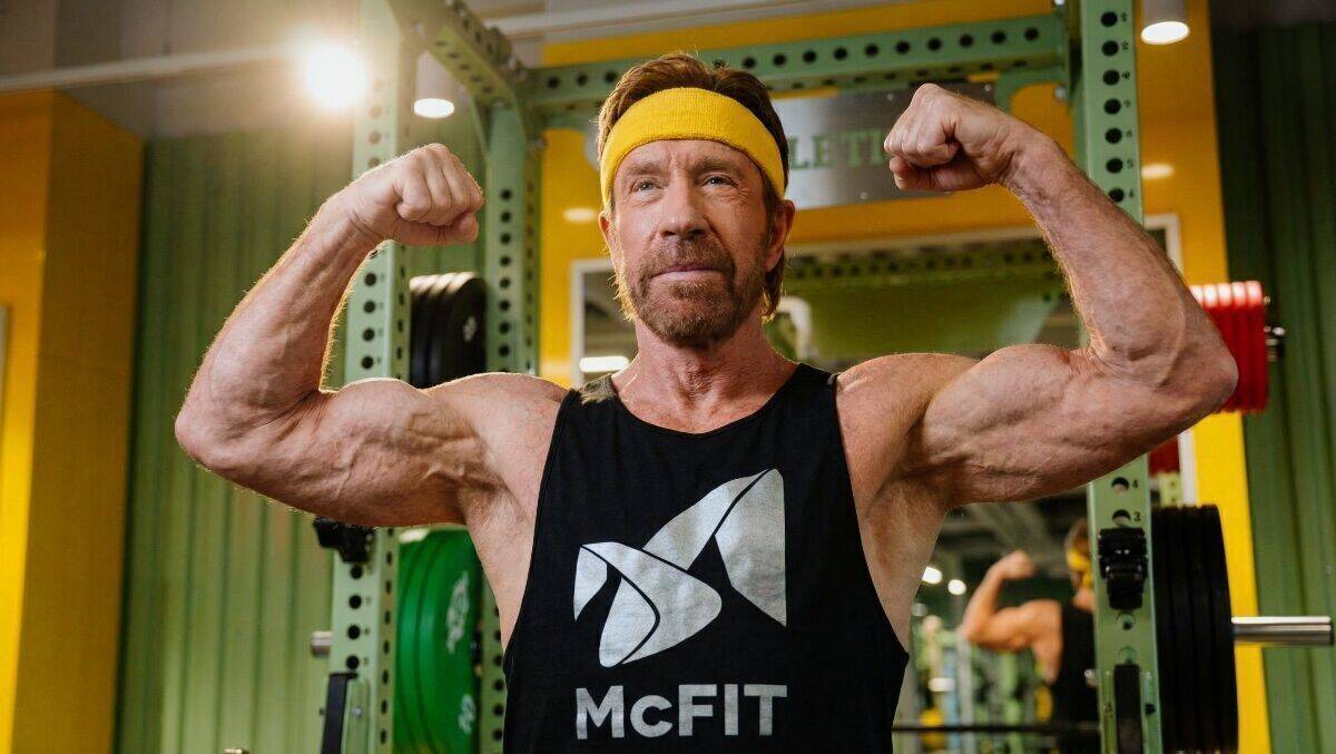 Chuck Norris lässt für McFit die Muskeln spielen.