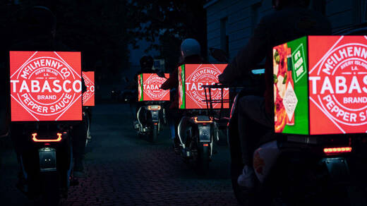 Heißer Reifen: Für Tabasco fuhren die FlyBy-Roller durch München.