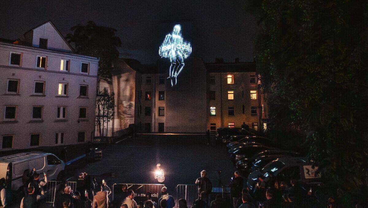 Der fliegende 3D-Screen von metads schwebte während der OMR über St. Pauli 