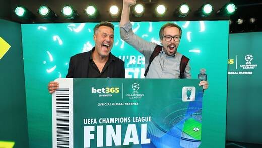 Júlio César mit einem der glücklichen Gewinner. 